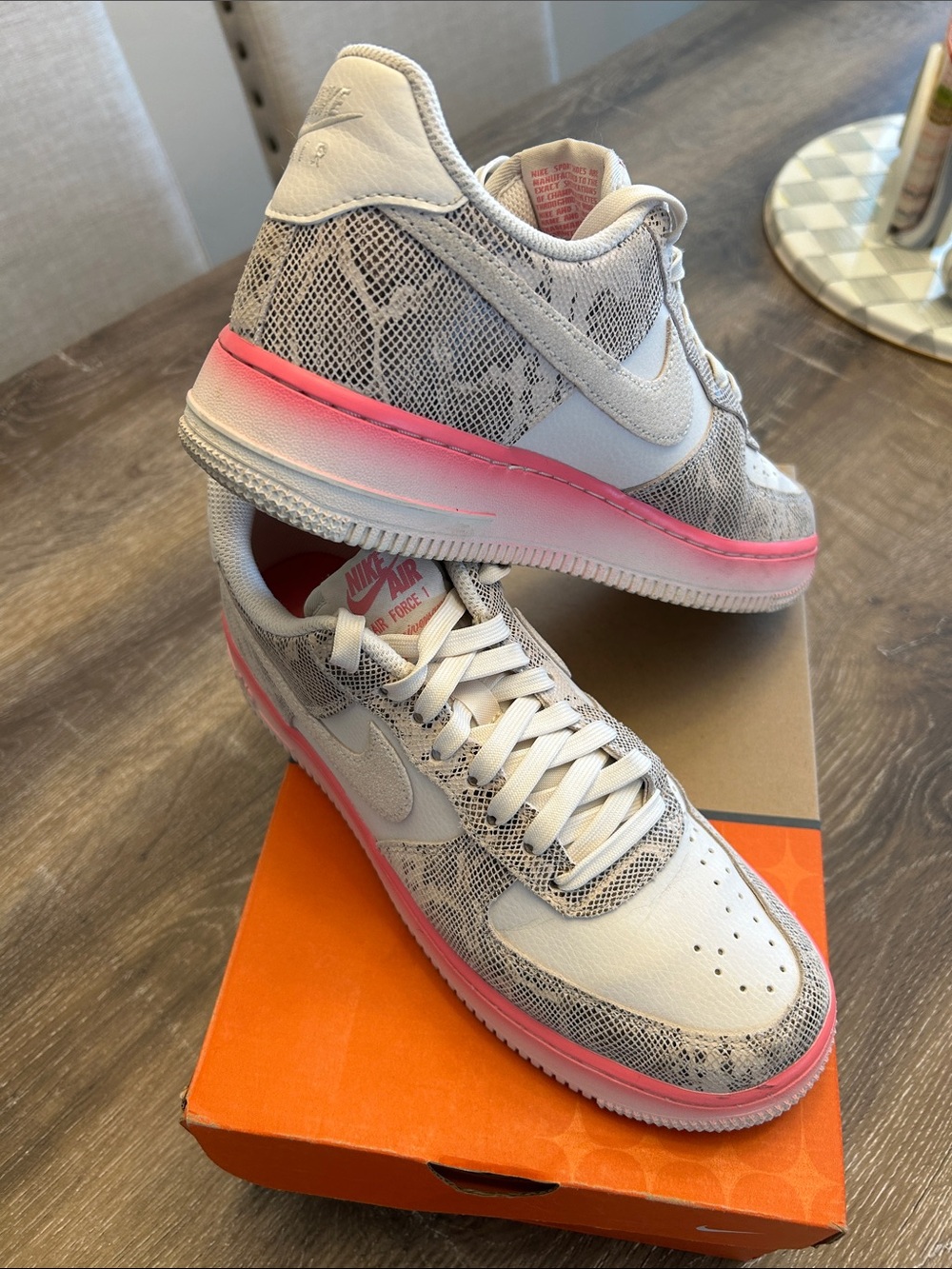 WOMENS AIR FORCE 1 ‘07 LV8 - SUPER CLEAN - SIZE 9 - RARE SNAKESKIN